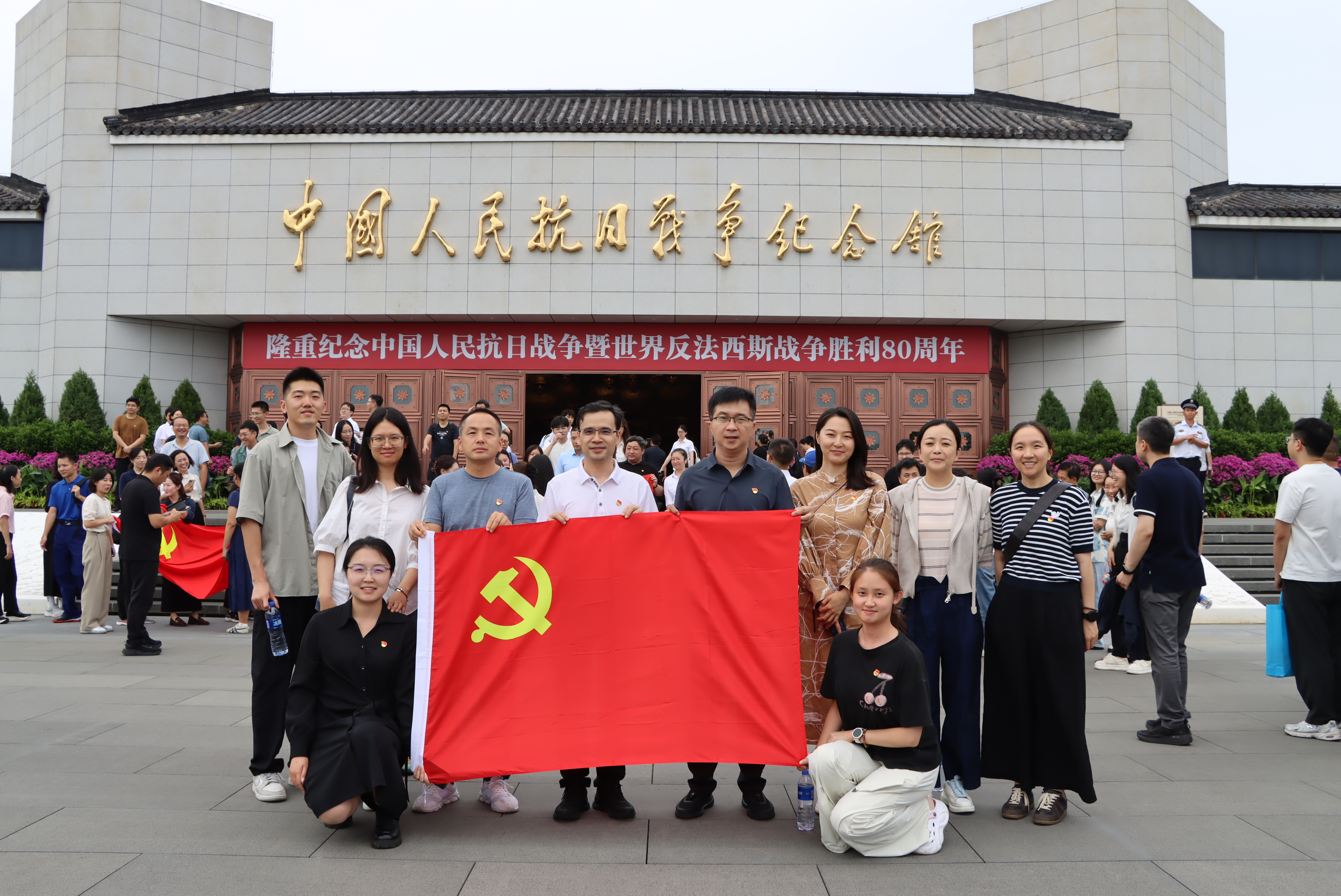 02050829参观纪念馆.jpg
